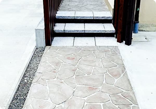 アプローチ（玄関までの道）